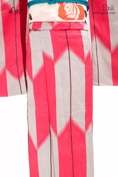 ダリのピンクの縞のアンティークお着物レンタル