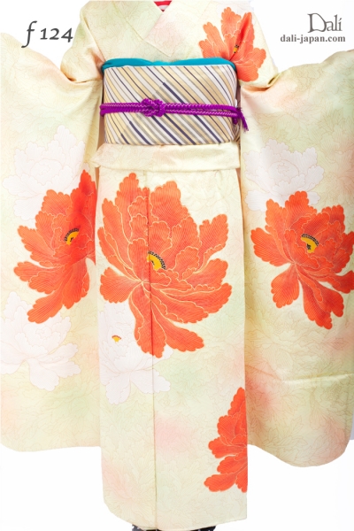 f124 / 卵色に刺繍のお花が可憐な振袖／ダリの成人式レンタル振袖のお着物