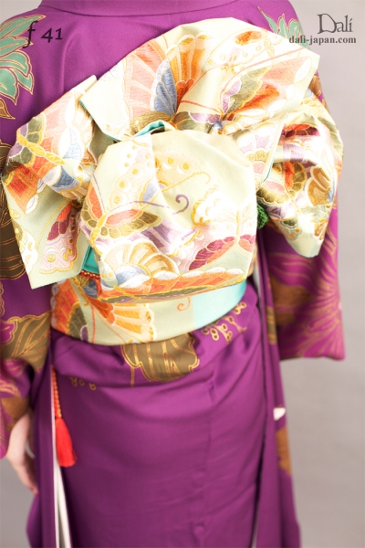 ダリの成人式レンタル振袖のお着物。紫に蝶の振袖