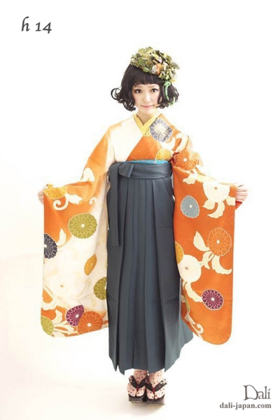 ダリの卒業式アンティーク着物.袴レンタル。オレンジに菊のアンティークのお着物の袴スタイル