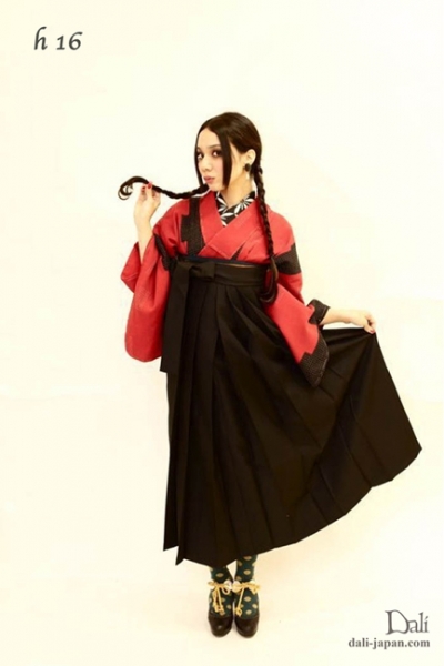 ダリの卒業式アンティーク着物.袴レンタル.赤と黒のコントラストがお洒落なお着物の袴スタイル