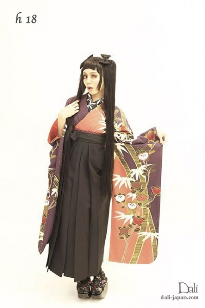 ダリの卒業式アンティーク着物.袴レンタル。紫とピンクが素敵なお着物の袴スタイル