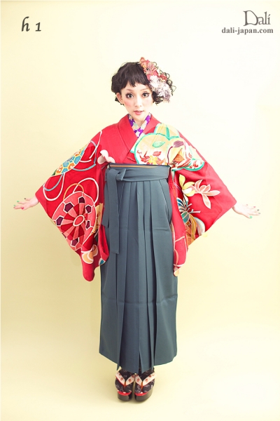 ダリの卒業式お着物.袴レンタル 赤いアンティークお着物の袴スタイル