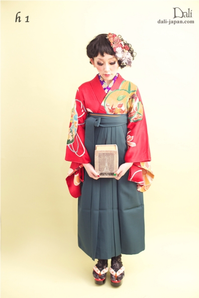 ダリの卒業式お着物.袴レンタル
赤いアンティークお着物の袴スタイル