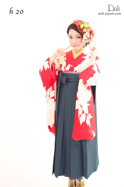 ダリの卒業式アンティーク着物.袴レンタル。赤と白のアンティークお着物と袴スタイル