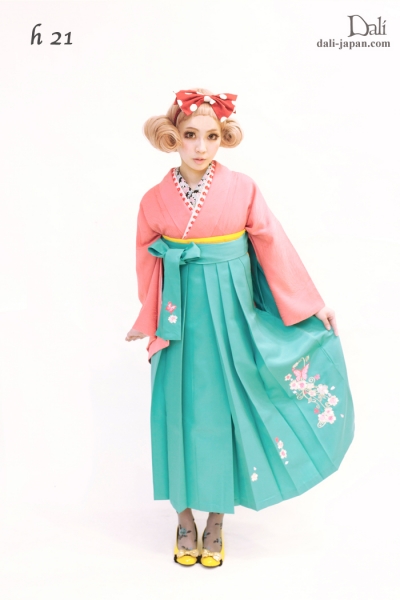 ダリの卒業式アンティーク着物.袴レンタル。ピンクの色無地お着物の袴スタイル