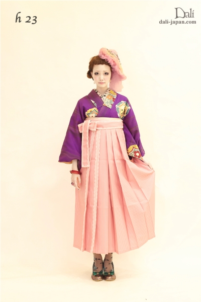 ダリの卒業式アンティーク着物.袴レンタル。紫のアンティークお着物の袴スタイル