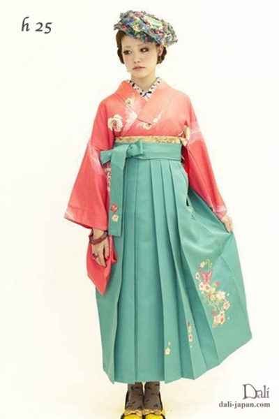 ダリの卒業式アンティーク着物.袴レンタル。薔薇が可愛いお着物の袴スタイル