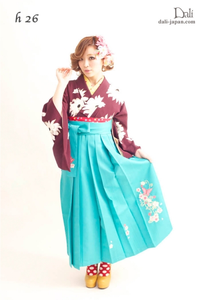 ダリの卒業式アンティーク着物.袴レンタル。紫と白のアンティークお着物の袴スタイル　