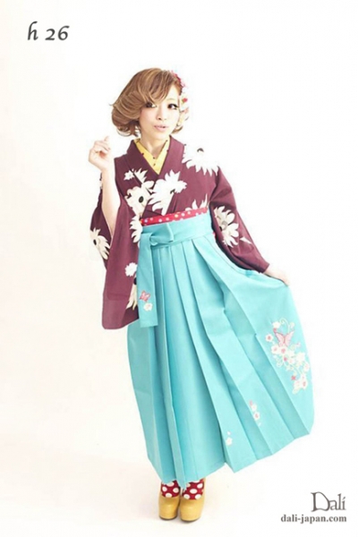 ダリの卒業式アンティーク着物.袴レンタル。紫と白のアンティークお着物の袴スタイル　