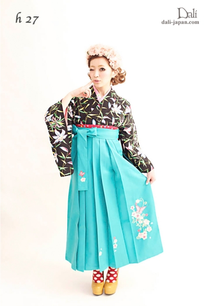 ダリの卒業式アンティーク着物.袴レンタル.黒地の花柄のお着物の袴スタイル