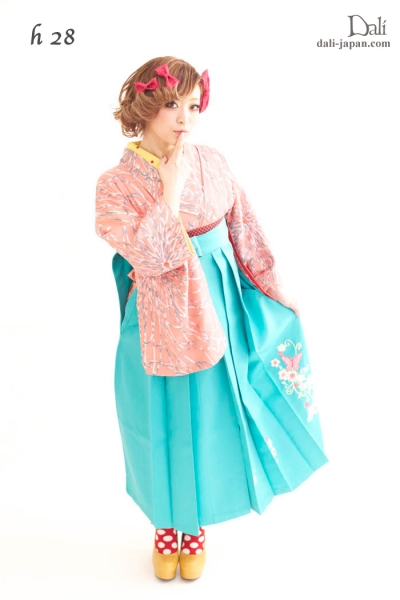 ダリの卒業式アンティーク着物.袴レンタル。ピンクのお着物の袴スタイル