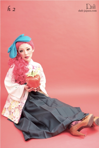 ダリの卒業式アンティーク着物.袴レンタル。紫と薔薇のアンティークお着物