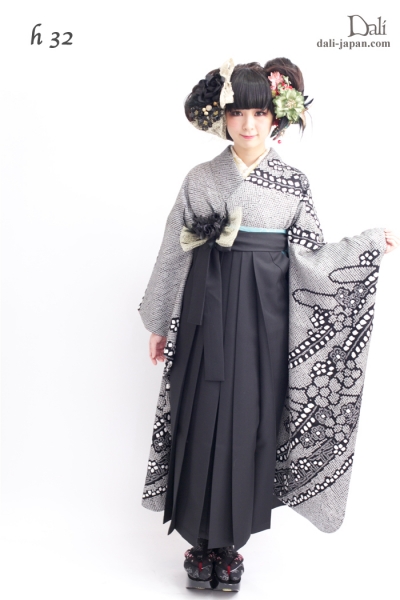 ダリの卒業式アンティーク着物.袴レンタル。黒の総絞りの振袖お着物の袴スタイル
