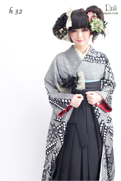 ダリの卒業式アンティーク着物.袴レンタル。黒の総絞りの振袖お着物の袴スタイル