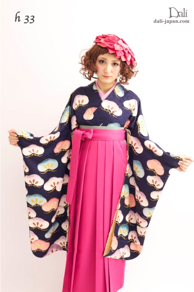 ダリの卒業式アンティーク着物.袴レンタル。 ポップな松柄の中振袖のお着物の袴スタイル