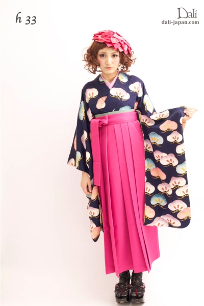 ダリの卒業式アンティーク着物.袴レンタル。 ポップな松柄の中振袖のお着物の袴スタイル
