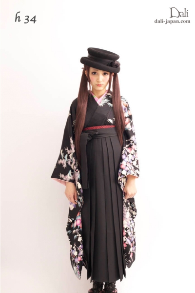 ダリの卒業式アンティーク着物.袴レンタル。黒の染めの振袖のお着物の袴スタイル