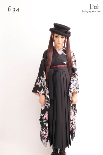 ダリの卒業式アンティーク着物.袴レンタル。黒の染めの振袖のお着物の袴スタイル