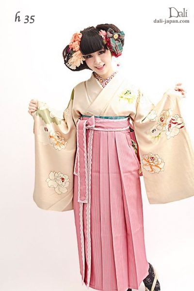 ダリの卒業式アンティーク着物.袴レンタル.白地に薔薇のアンティークお着物の袴スタイル