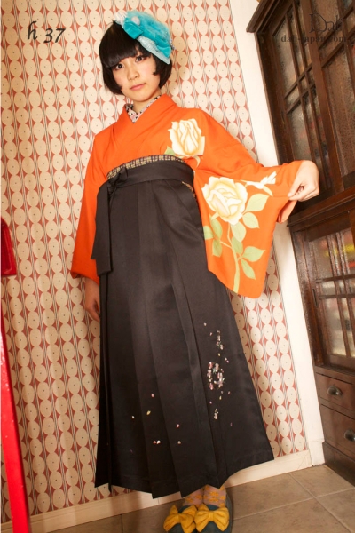 ダリの卒業式アンティーク着物.袴レンタル.オレンジの薔薇のお着物の袴スタイル