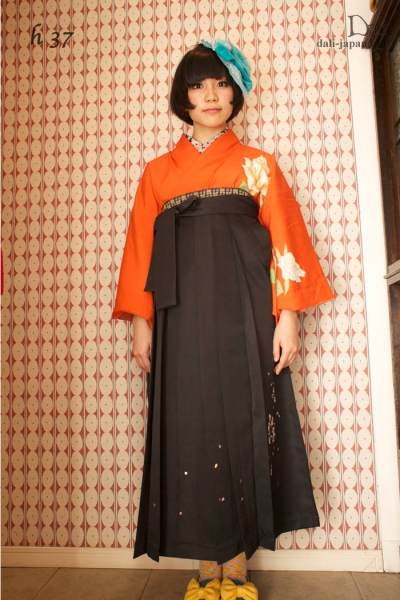 ダリの卒業式アンティーク着物.袴レンタル.オレンジの薔薇のお着物の袴スタイル