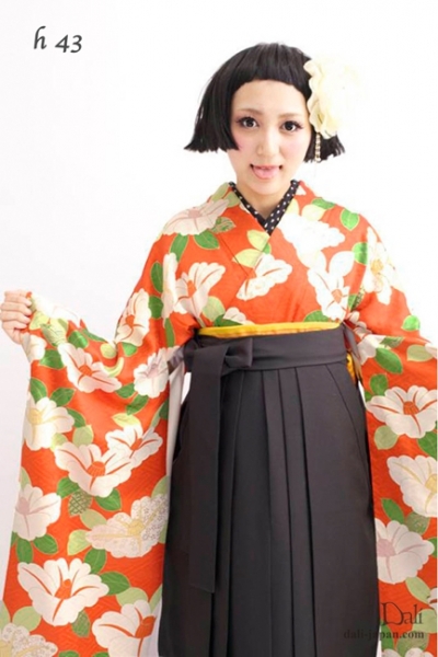 ダリの卒業式アンティーク着物.袴レンタル.椿柄の振袖お着物の袴スタイル