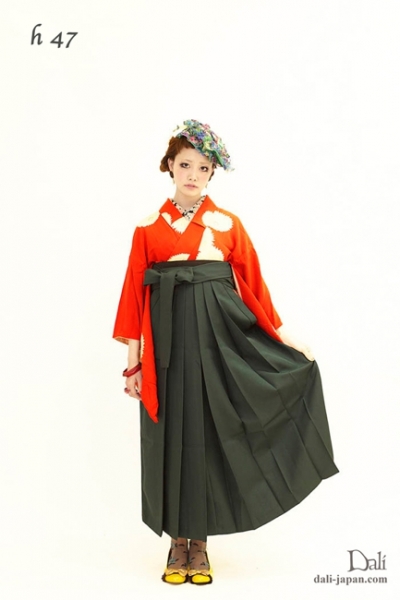 ダリの卒業式アンティーク着物.袴レンタル.赤いお花のアンティークお着物の袴スタイル