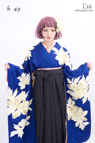 ダリの卒業式アンティーク着物.袴レンタル。青に白いお花のアンティークお着物の袴スタイル