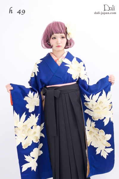 ダリの卒業式アンティーク着物.袴レンタル。青に白いお花のアンティークお着物の袴スタイル