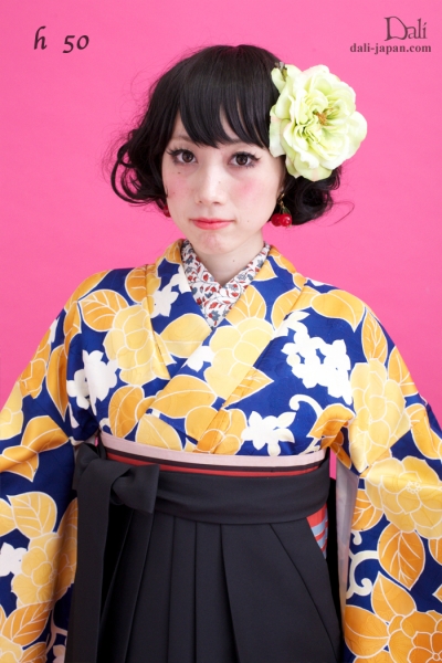ダリの卒業式アンティーク着物.袴レンタル。青と黄色のポップなお着物の袴スタイル