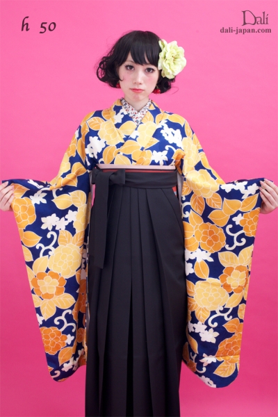 ダリの卒業式アンティーク着物.袴レンタル。青と黄色のポップなお着物の袴スタイル