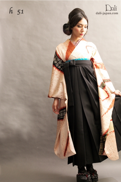 ダリの卒業式アンティーク着物.袴レンタル.クールな板締め絞り振袖お着物の袴スタイル