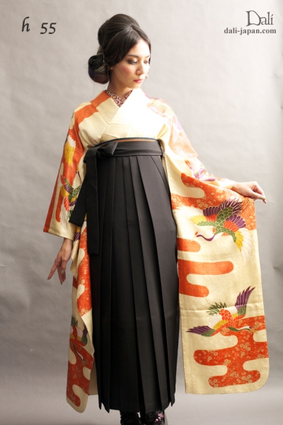 ダリの卒業式アンティーク着物.袴レンタル.古典的鶴の振袖お着物の袴スタイル