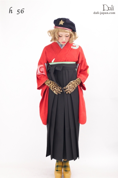 ダリの卒業式アンティーク着物.袴レンタル.赤に渦巻き柄のアンティークお着物の袴スタイル