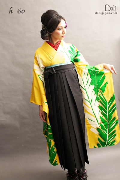 ダリの卒業式アンティーク着物.袴レンタル。 葉っぱのお着物の袴スタイル