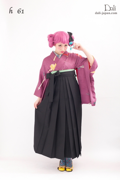 ダリの卒業式アンティーク着物.袴レンタル. 紫の折り鶴のお着物の袴スタイル