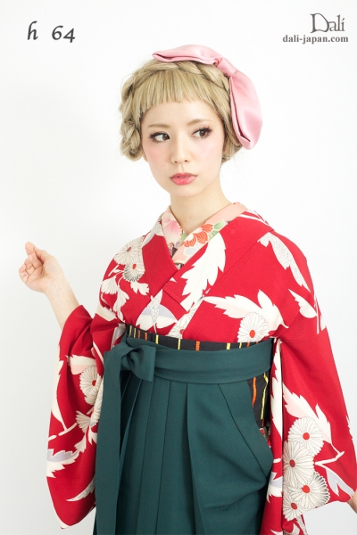 ダリの卒業式アンティーク着物.袴レンタル.赤いアンティークお着物の袴スタイル