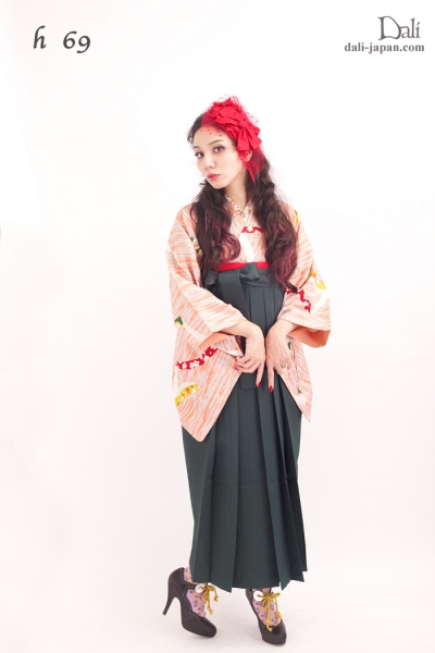 ダリの卒業式アンティーク着物.袴レンタル. オレンジとクレーのお着物の袴スタイル