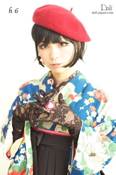 ダリの卒業式アンティーク着物.袴レンタル。 青いお花が可愛いアンティークお着物の袴スタイル