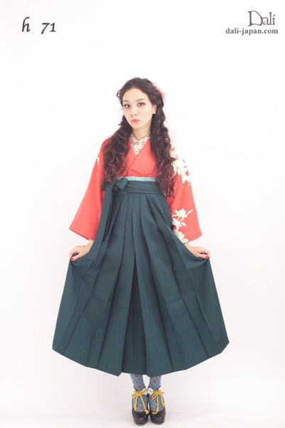 ダリの卒業式アンティーク着物.袴レンタル. ローズの薔薇のお着物の袴スタイル