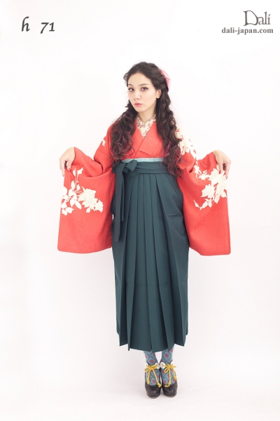ダリの卒業式アンティーク着物.袴レンタル. ローズの薔薇のお着物の袴スタイル