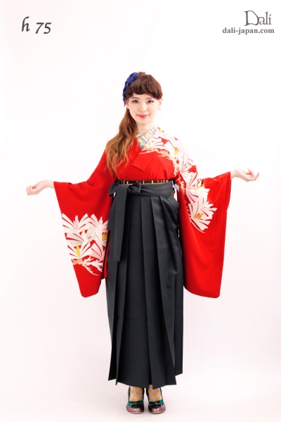 h75 / 赤いアンティークお着物の袴スタイル.ダリの卒業式アンティーク着物.袴レンタル