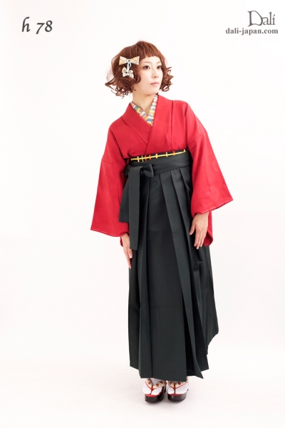h78 / 赤い色無地のお着物の袴スタイル.ダリの卒業式アンティーク着物.袴レンタル