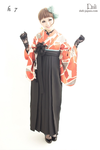 ダリの卒業式アンティーク着物.袴レンタル。キリンのようなキュートなお着物の袴スタイル　