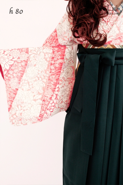 h80 / ピンクのお花のお着物に合わせる袴スタイル