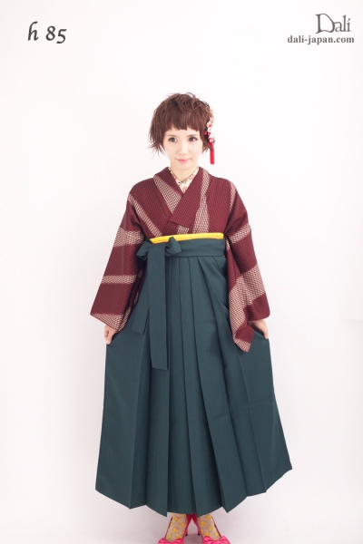 h85 / シックな縞のお着物の袴スタイル.ダリの卒業式アンティーク着物.袴レンタル