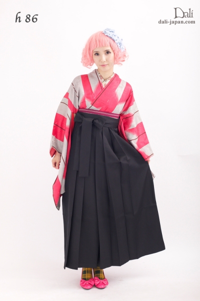 h86 / ピンクの縞のアンテイークお着物の袴スタイル.ダリの卒業式アンティーク着物.袴レンタル