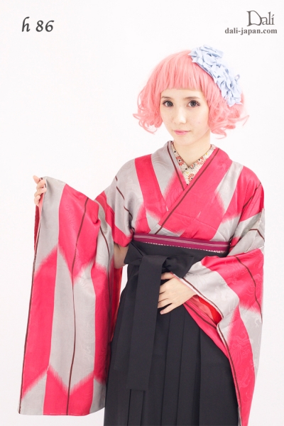 h86 / ピンクの縞のアンテイークお着物の袴スタイル.ダリの卒業式アンティーク着物.袴レンタル