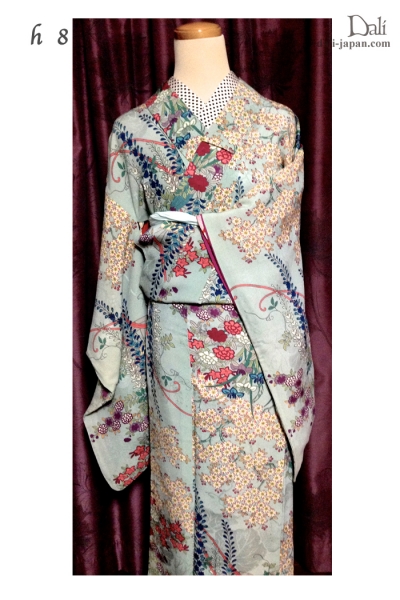ダリの卒業式アンティーク着物.袴レンタル.淡い水色のアンティークお着物の袴スタイル